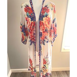 Beautiful floral kimono / duster size small/medium